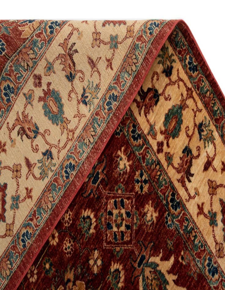 Detail image of  5' 5 x 7' 9 Sara Rug