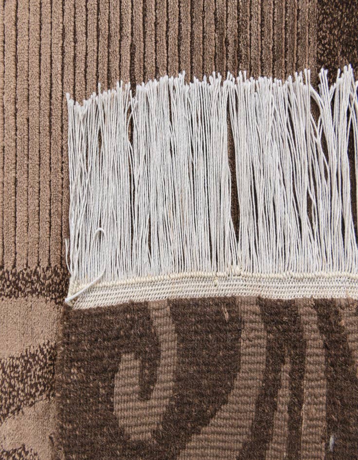 Detail image of  2' 8 x 4' 11  Hand Knotted Darya Wool Rug