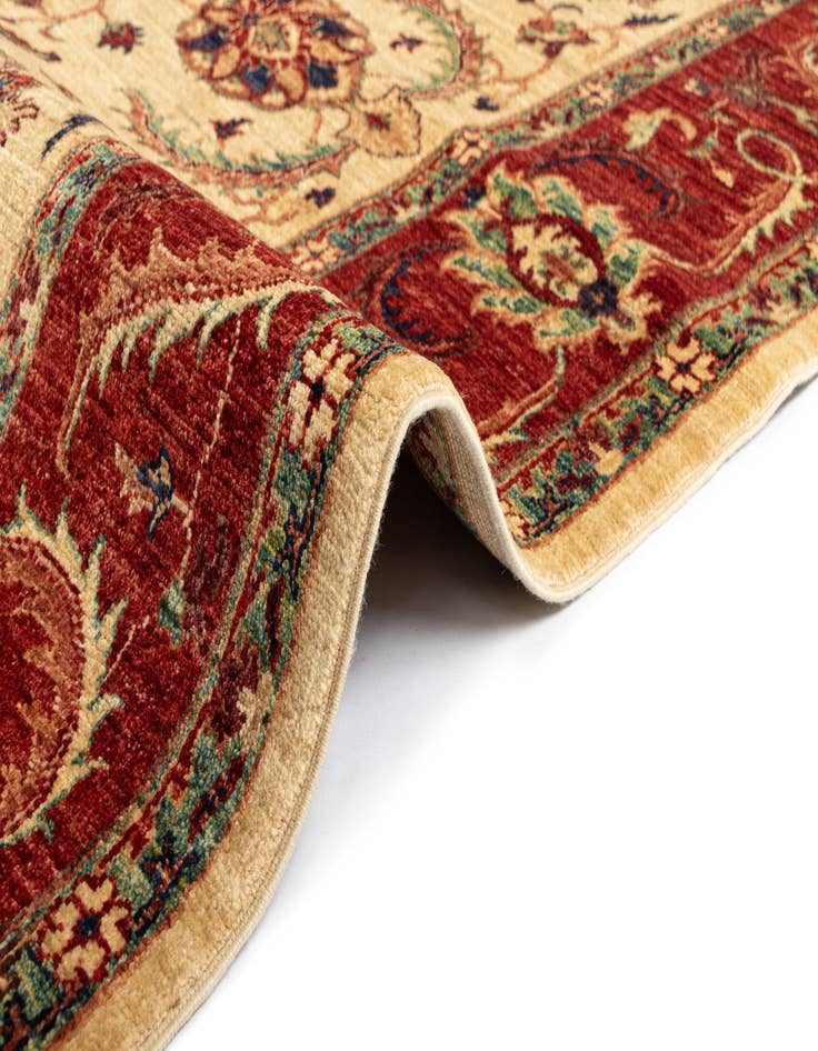 Detail image of  5' 7 x 7' 7 Sara Rug