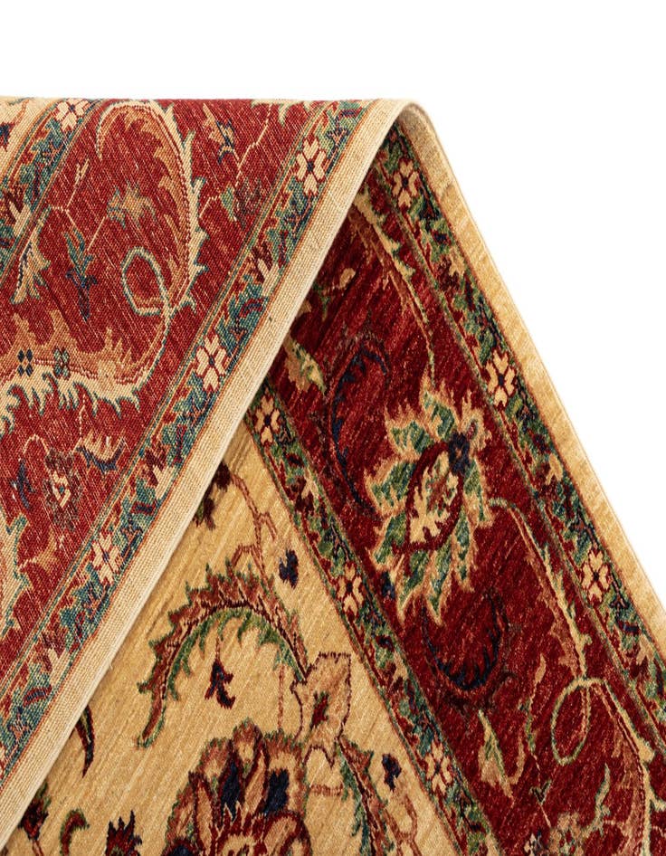 Detail image of  5' 7 x 7' 7 Sara Rug