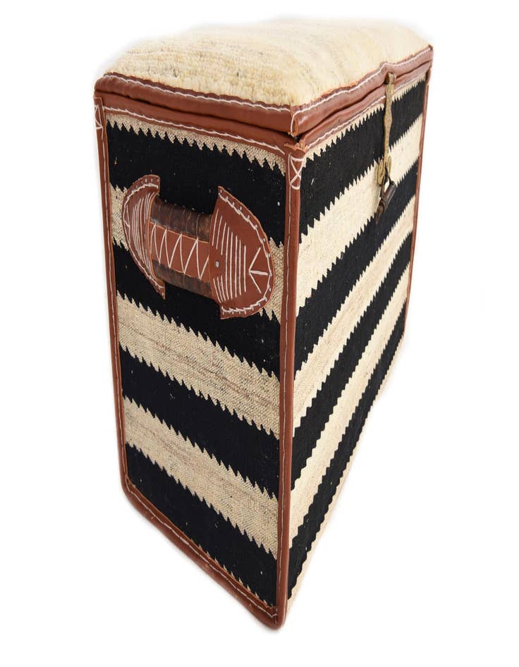 Detail image of 1' 3 x 2' 4 Hand Knotted Furniture Trunk