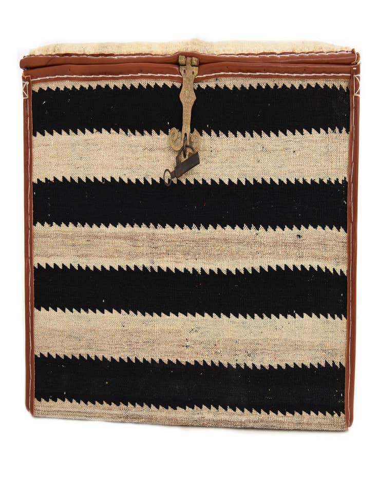 Detail image of 1' 3 x 2' 4 Hand Knotted Furniture Trunk