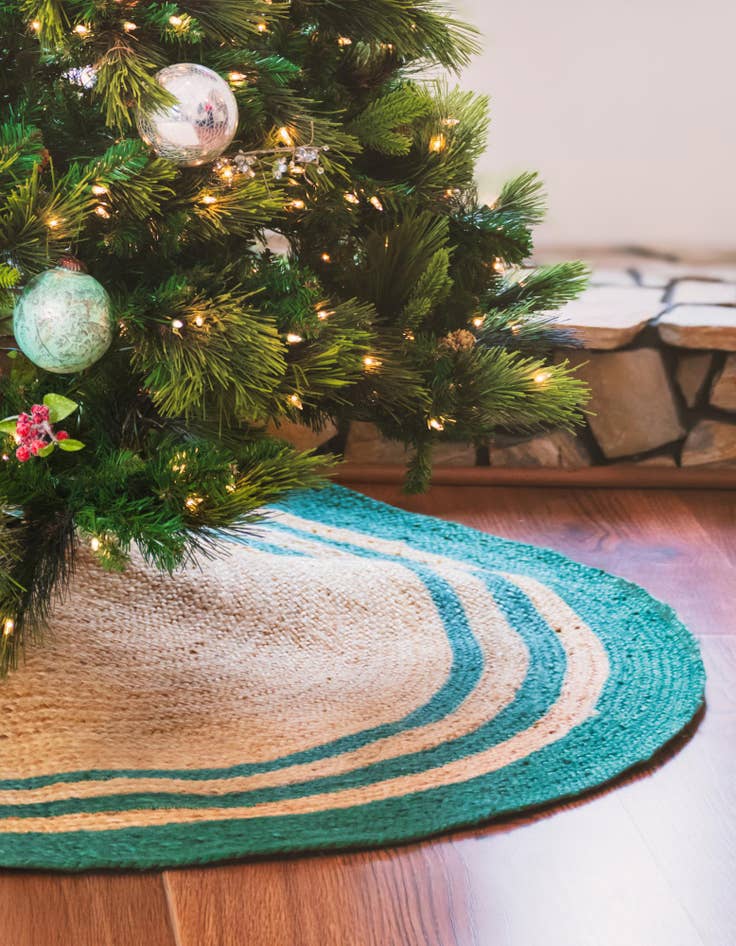 Detail image of  7' 1 x 7' 1  Hand Braided Christmas Tree Skirt