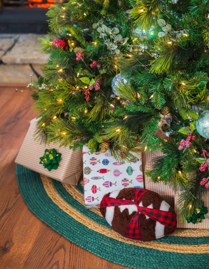 Detail image of  7' 1 x 7' 1  Hand Braided Christmas Tree Skirt