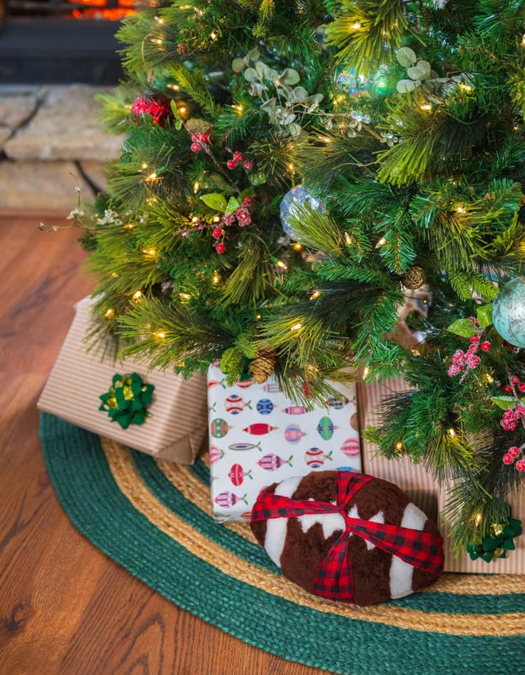 Detail image of  5' 1 x 5' 1  Hand Braided Christmas Tree Skirt