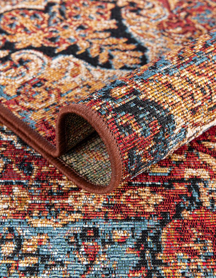 Detail image of  7' 10 x 7' 10  Washable Traditional Indoor / Outdoor Round Rug