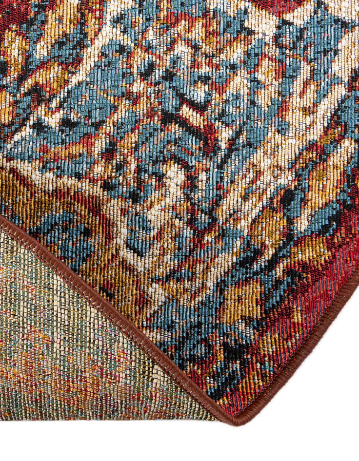 Detail image of  7' 10 x 7' 10  Washable Traditional Indoor / Outdoor Round Rug