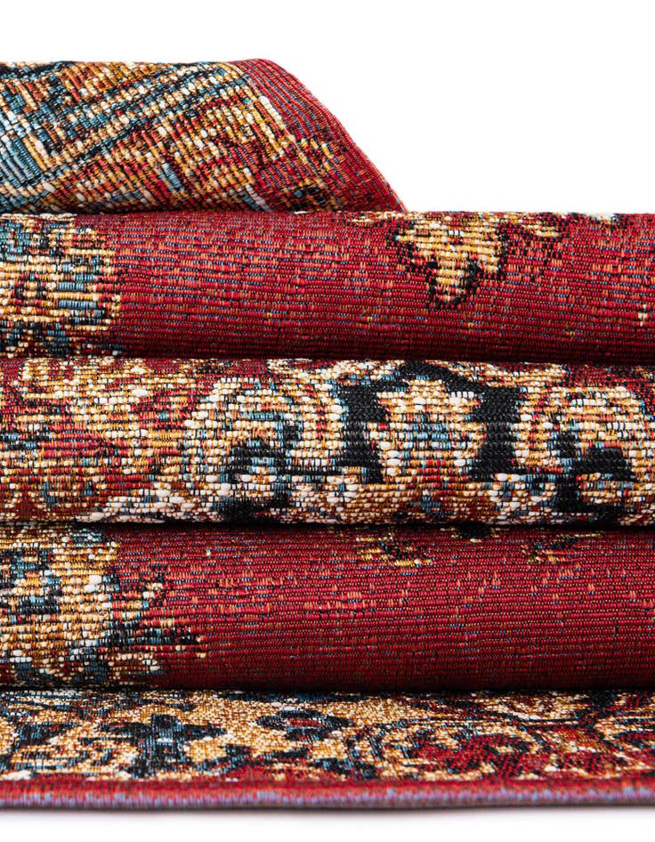 Detail image of  7' 10 x 7' 10  Washable Traditional Indoor / Outdoor Round Rug