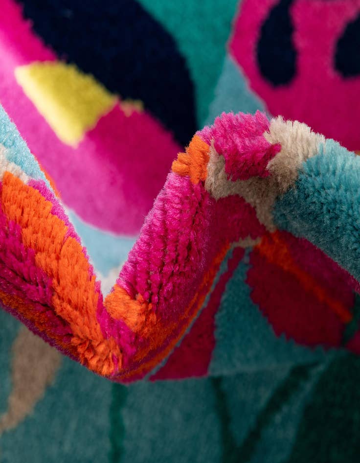 Detail image of  5' 3 x 5' 3 Azalea Octagon Rug