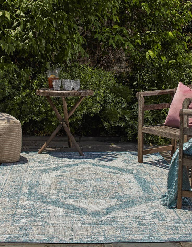 Detail image of  6' x 9'  Washable Traditional Indoor / Outdoor Rug