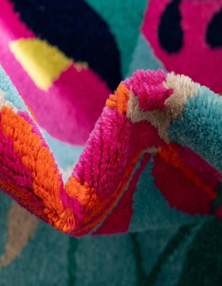 Detail image of  7' x 7' Azalea Round Rug