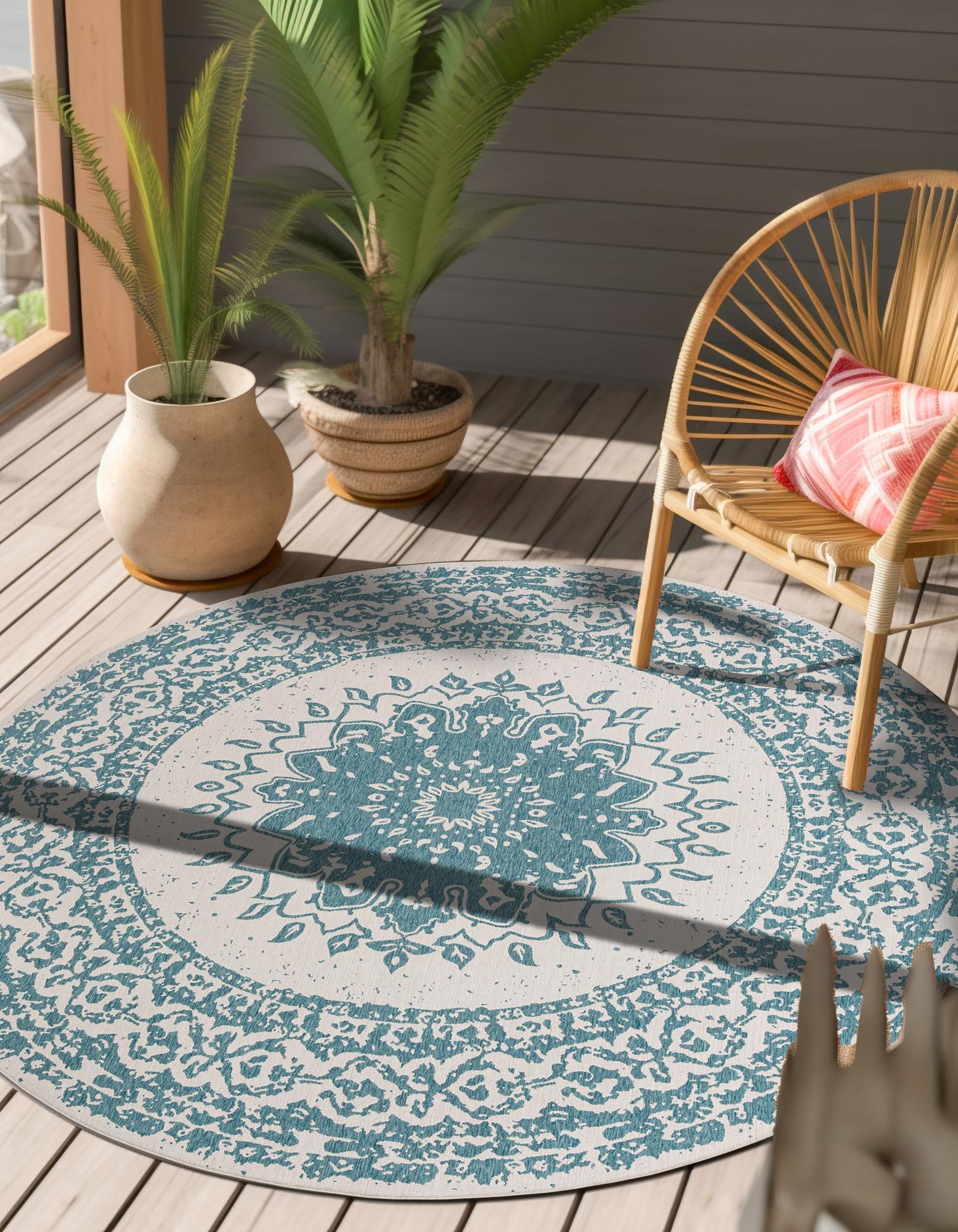 Aqua 7' 10 x 7' 10 Traditional Indoor / Outdoor Round Rug | Rugs.com