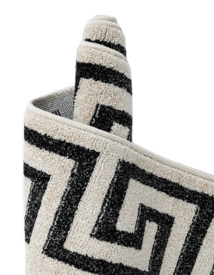 Detail image of  7' 10 x 7' 10 Hera Round Rug