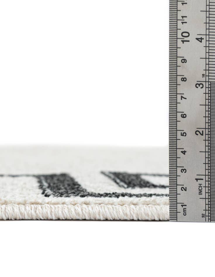 Detail image of  7' 10 x 7' 10 Hera Round Rug