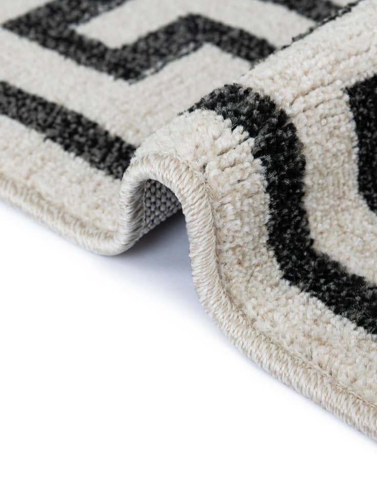 Detail image of  7' 10 x 7' 10 Hera Round Rug