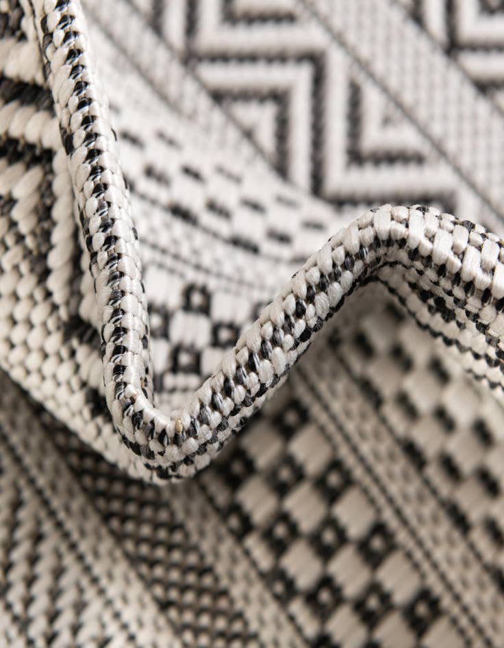 Detail image of  7' 10 x 10'  Washable Ribbon Indoor / Outdoor Oval Rug