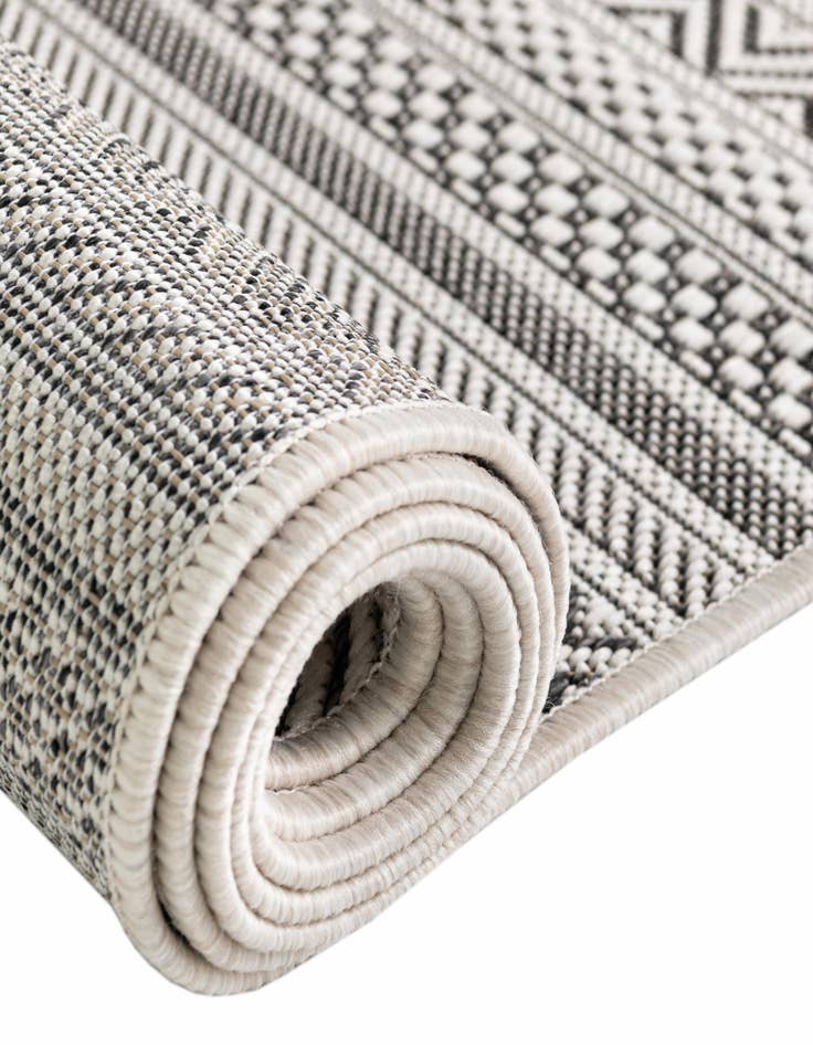 Detail image of  7' 10 x 10'  Washable Ribbon Indoor / Outdoor Oval Rug