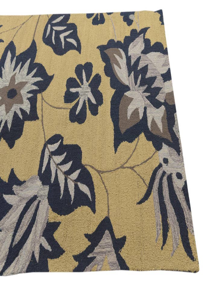 Detail image of  5' 1 x 8' Agra Rug