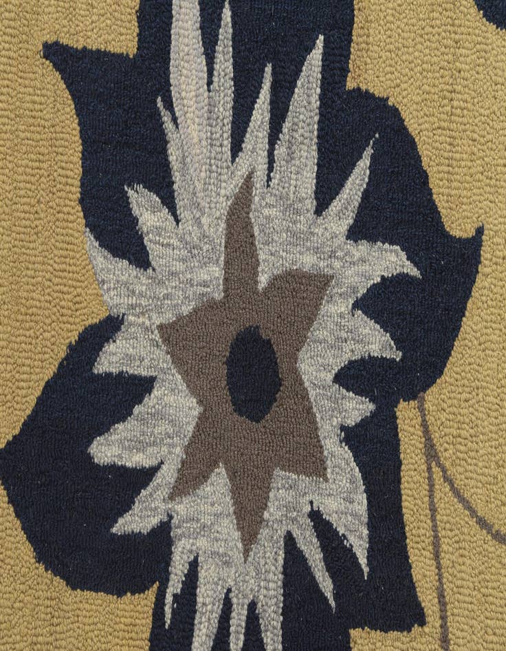 Detail image of  5' 1 x 8' Agra Rug