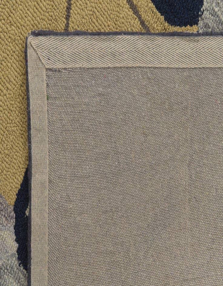 Detail image of  5' 1 x 8' Agra Rug