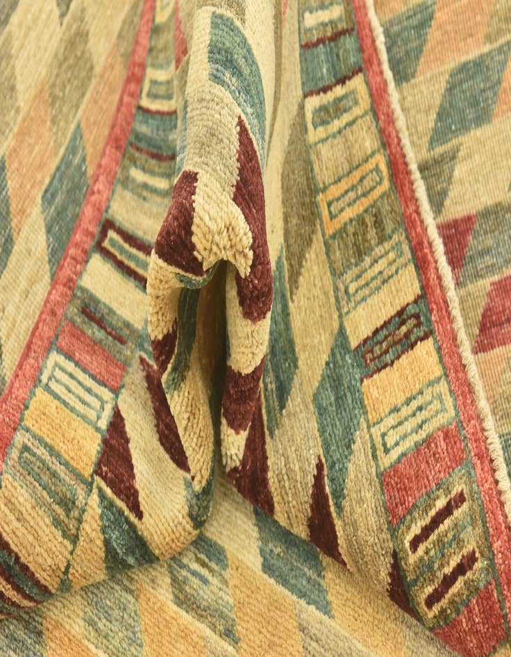 Detail image of  4' 1 x 5' 9  Hand Knotted Darya Oriental Rug