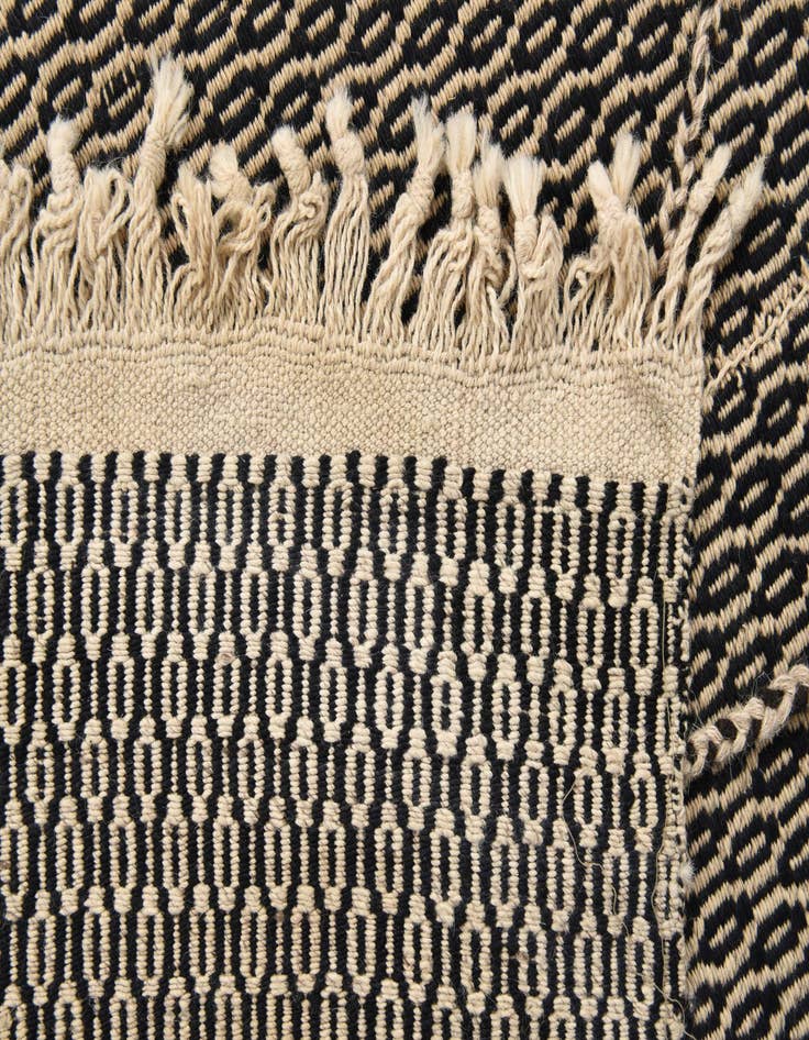 Detail image of  5' x 6' 11  Hand Knotted Darya Wool Rug