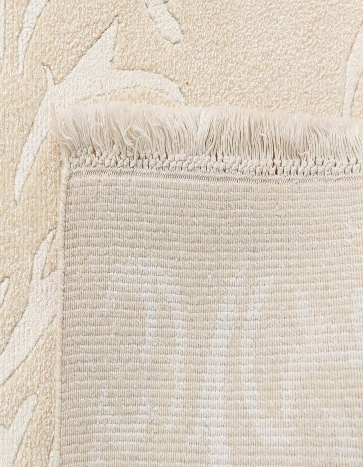 Detail image of  6' 6 x 9' 11  Hand Knotted Darya Wool Rug