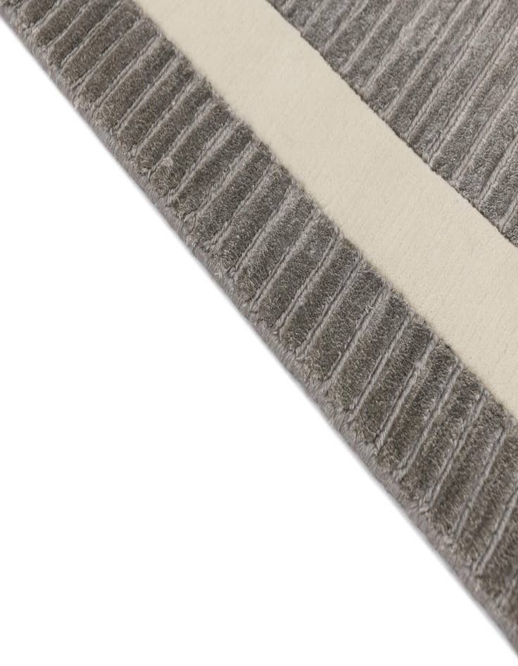 Detail image of  6' 6 x 9' 4  Hand Knotted Darya Wool Rug