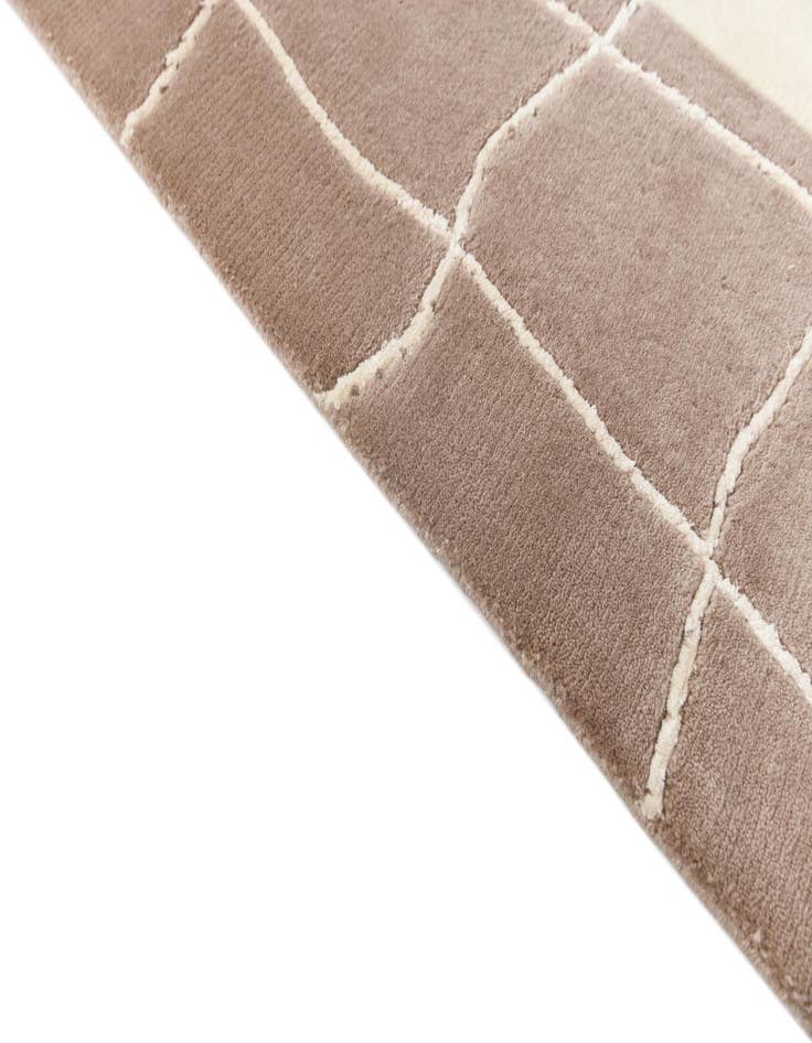 Detail image of  6' 5 x 9' 10  Hand Knotted Darya Wool Rug