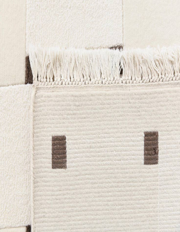 Detail image of  6' 5 x 9' 10  Hand Knotted Darya Wool Rug