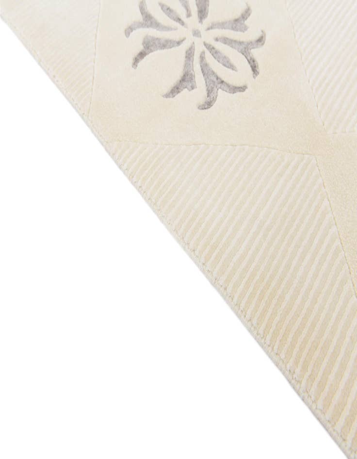 Detail image of  4' 7 x 6' 9  Hand Knotted Darya Wool Rug