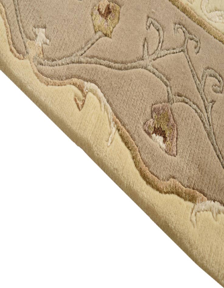 Detail image of  4' 2 x 5' 11  Hand Knotted Darya Rug