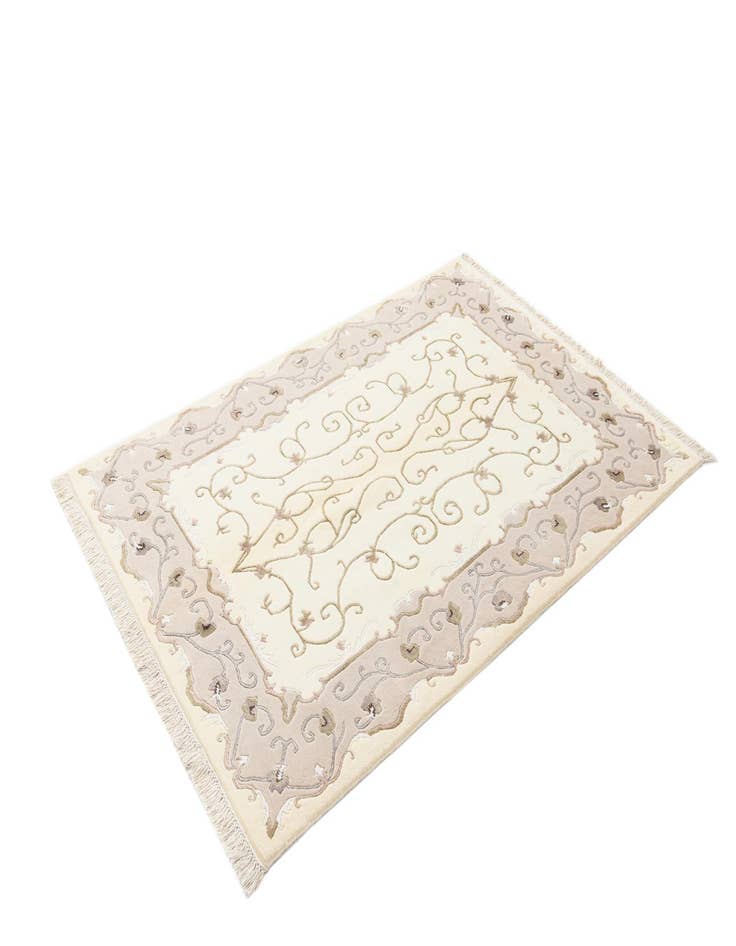 Detail image of  4' 2 x 5' 11  Hand Knotted Darya Wool Rug