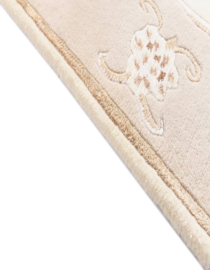 Detail image of  2' 7 x 4' 10  Hand Knotted Darya Rug