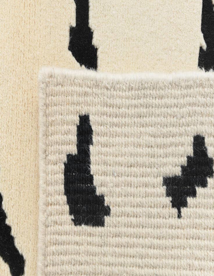 Detail image of  3' x 4' 8  Hand Knotted Darya Wool Rug