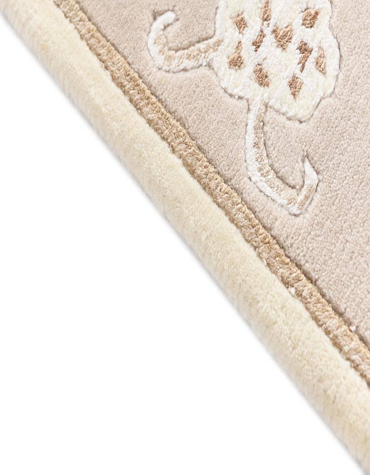 Detail image of  4' 1 x 6' Darya Rug