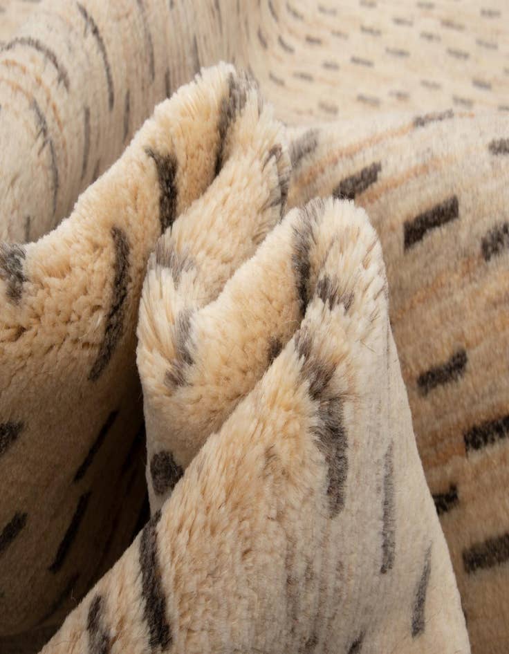 Detail image of  4' 2 x 6' 6  Hand Knotted Kashkuli Persian Rug