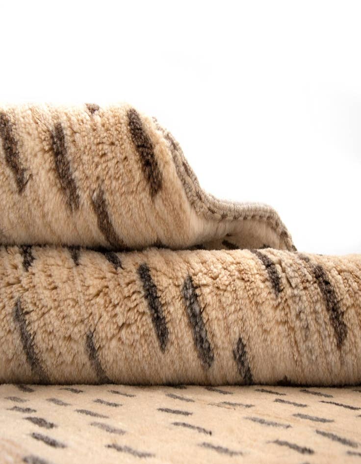 Detail image of  4' 2 x 6' 6  Hand Knotted Kashkuli Persian Rug