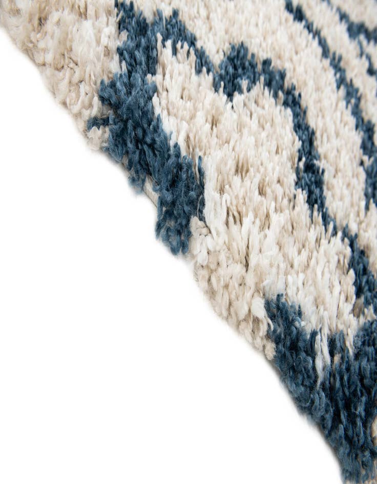 Detail image of  5' 3 x 7' 8 Lattice Shag Rug