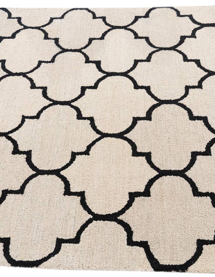 Detail image of  5' x 7' 10 Luna Rug
