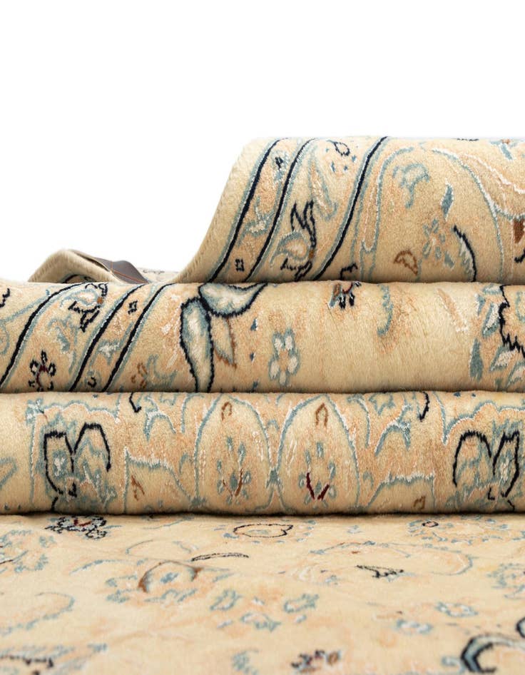 Detail image of  6' 5 x 9' 7 Nain Wool Rug