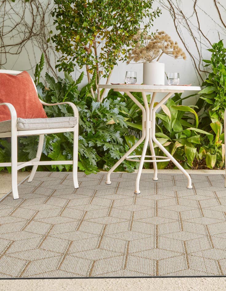 Detail image of  4' 1 x 6' 1  Washable Lattice Indoor / Outdoor Rug