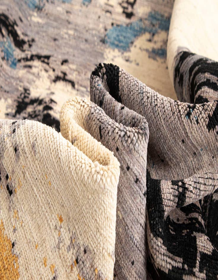 Detail image of  6' 8 x 9' 11 Rubin Wool Rug