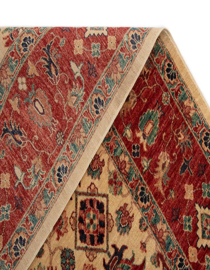 Detail image of  5' 8 x 8' 2 Sara Rug