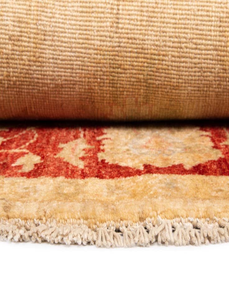 Detail image of  4' 9 x 4' 10 Kaizar Wool Round Rug