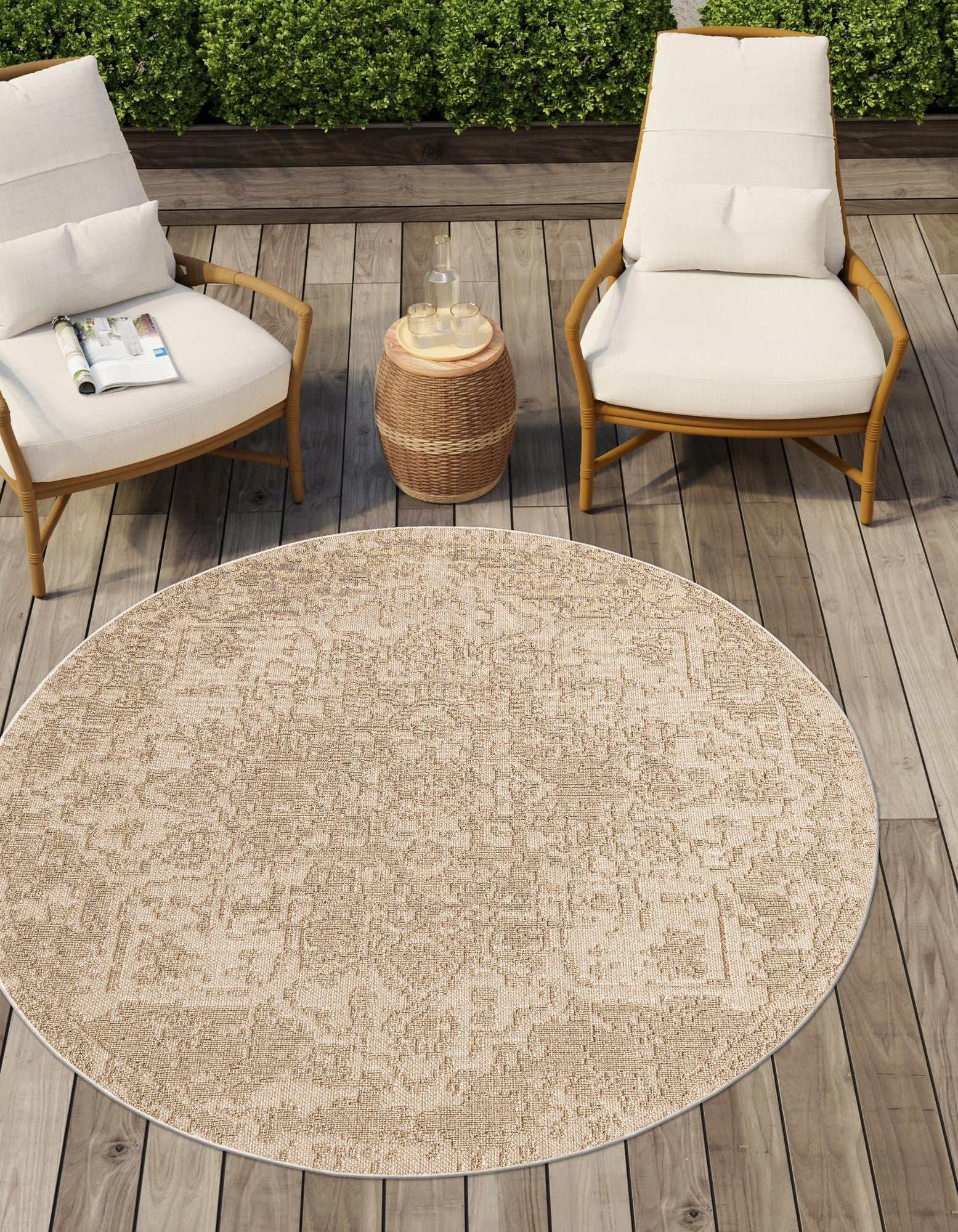 Beige 7' 10 x 7' 10 Traditional Indoor / Outdoor Round Rug | Rugs.com