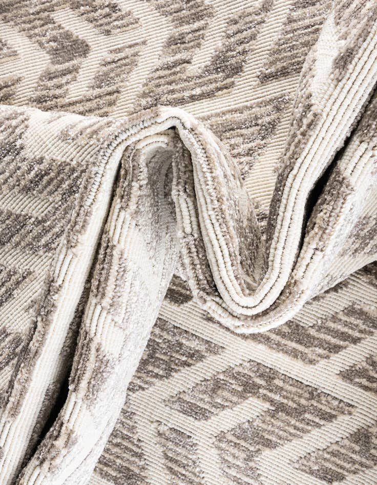Detail image of  8' x 8'  Washable Sabrina Soto Aston Indoor / Outdoor Round Rug