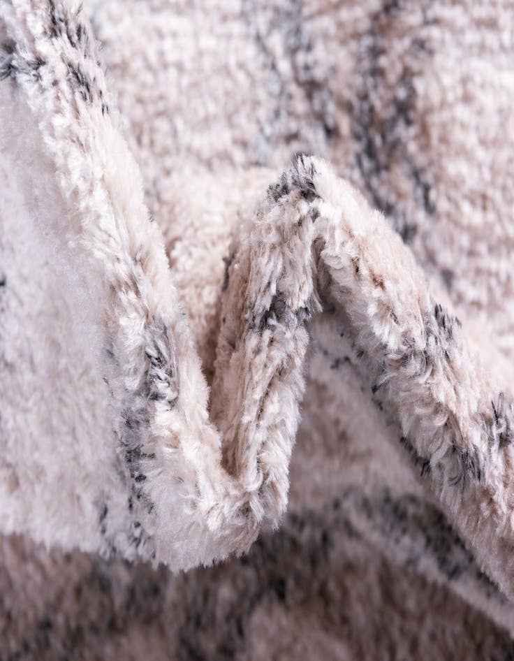 Detail image of 2' 4 x 6' Artemis Runner Rug