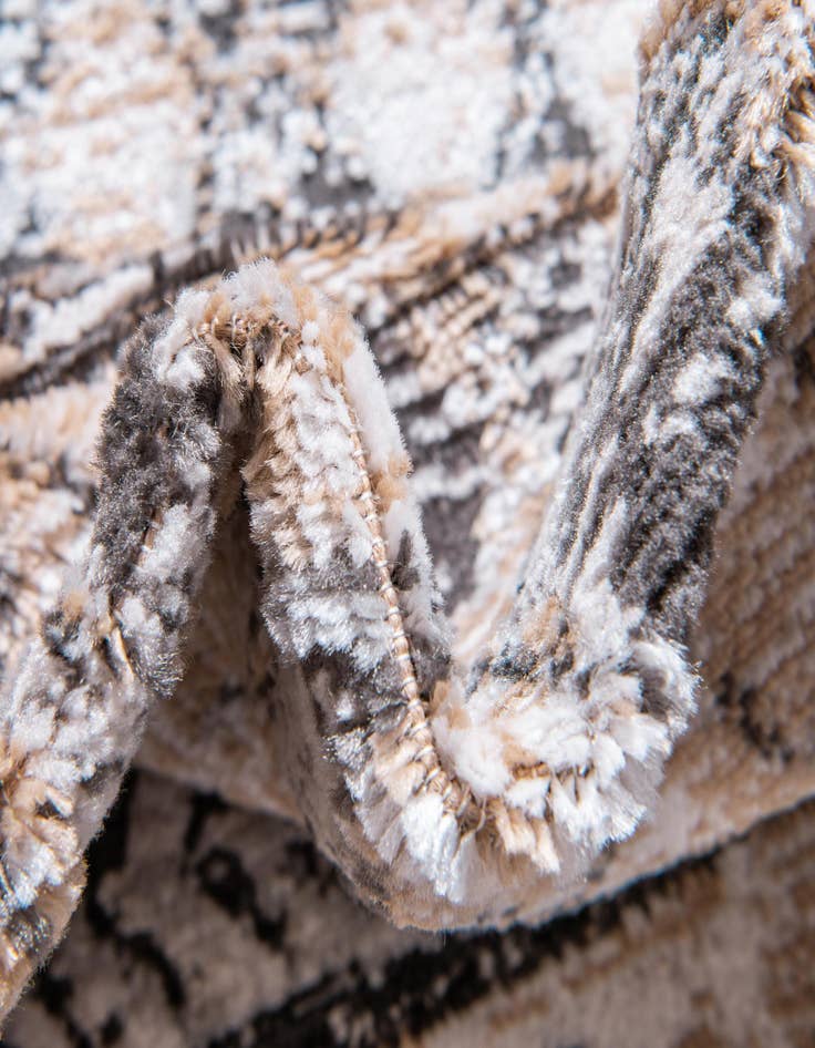 Detail image of  2' 7 x 10' Leipzig Runner Rug