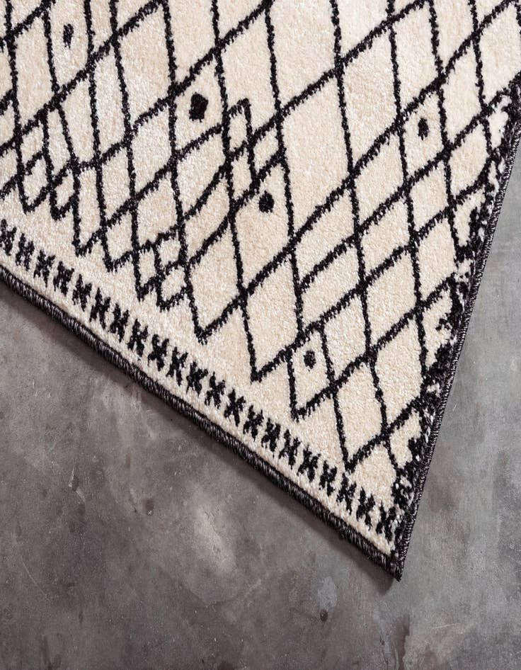 Detail image of 2' x 6' Titania Runner Rug